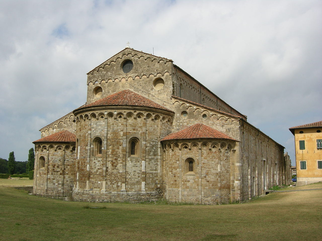 1280px-Basilica_di_san_piero_a_grado_01